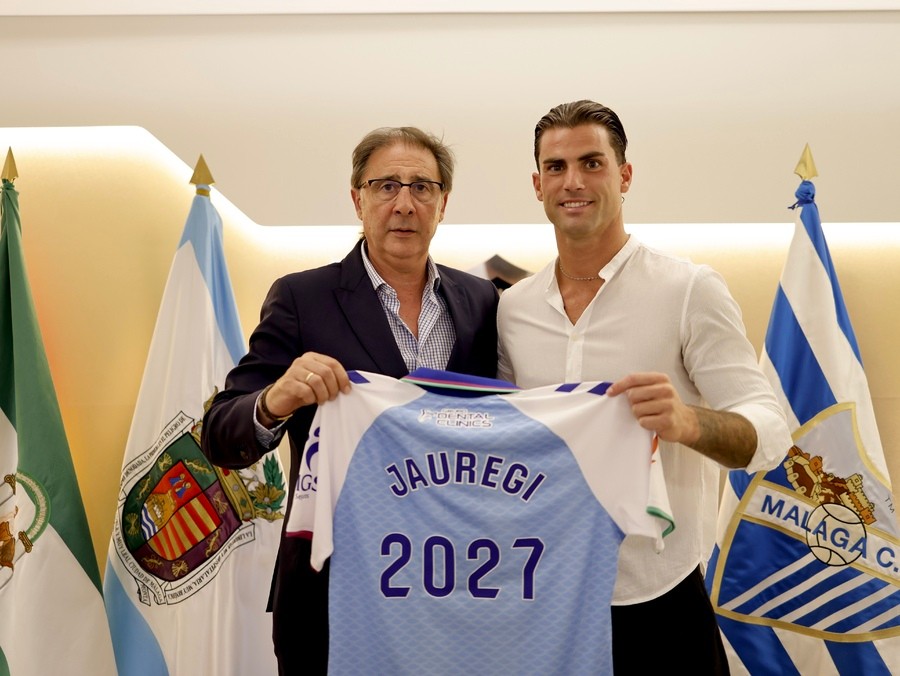 Jauregi signs new Málaga CF contract until 2027